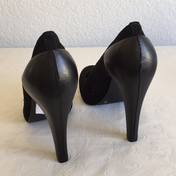 BCBG MaxAzria Brenna Laser cut Leather pump - Picture 6 of 8